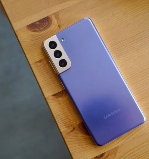 SAMSUNG 38 La principal novedad de esta generación en lo a que diseño se refiere está en la parte trasera, concretamente en el módulo de cámaras.